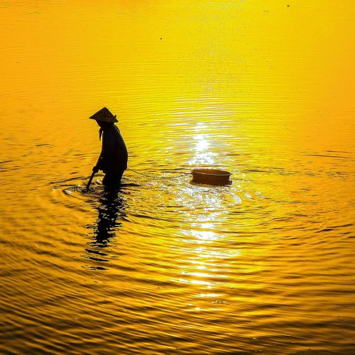 编辑部用户反馈处理专员在整理邮件记录的工作照，屏幕上是分类归档的反馈清单
