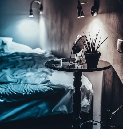 ai短剧在线免费观看 App 首页推荐流截图，卡片式短剧封面自上而下排列，顶部有分类标签与搜索入口